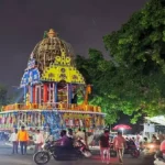 भुवनेश्वर में लिंगराज मंदिर का भव्य रुकुना रथ और श्रद्धालुओं की भीड़