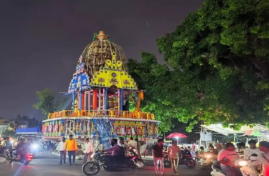 भुवनेश्वर में लिंगराज मंदिर का भव्य रुकुना रथ और श्रद्धालुओं की भीड़